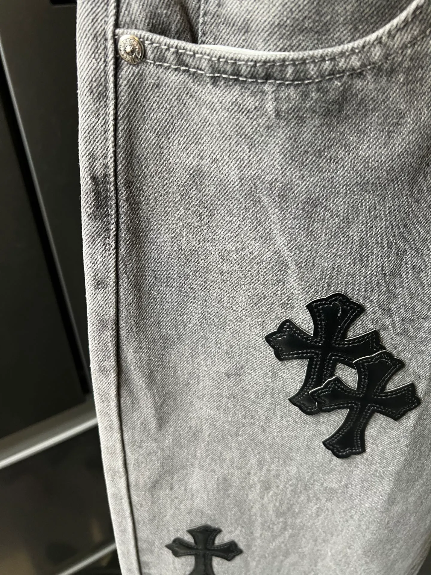 P240 [next day] Chrome Hearts/Chrome Heart CH iron gray and black and leather retro jeans (grey) Size: 30 32 34 36 (corresponding to s-xxl) Detailed sizes can be found in Figure 9